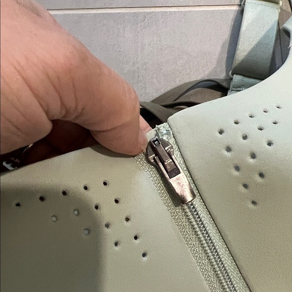 Victorias Secret light green VSX Featherweight Max™ Front-Close Sports Bra 36DDD - Picture 2 of 6